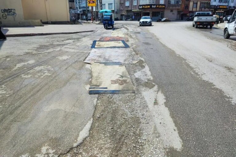 belediyenin yapmadigi yola esnaftan ilginc cozum xS4PlxY8