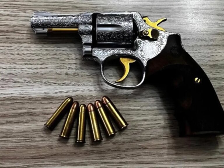 izmirde narkotik operasyonu silah ve uyusturucu ele gecirildi zOb8pt7Z