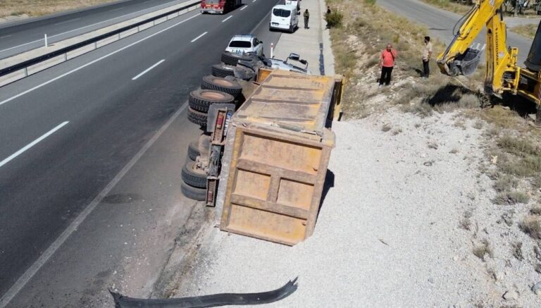 kontrolden cikan micir yuklu kamyon devrildi karamanda feci kaza 2gjBAfDD