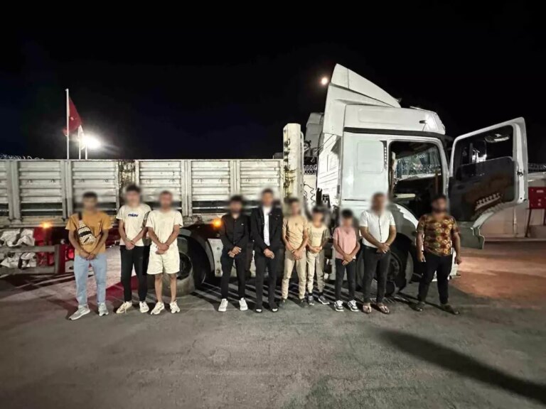 konyada 15 milyon tllik kacak elektronik sigara ve duzensiz gocmenler ele gecirildi emOvLZ2E