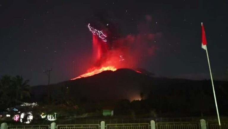 lewotobilaki laki yanardaginda siddetli patlama 10 kilometrelik kul sutunu yukseldi 3rJygTXV