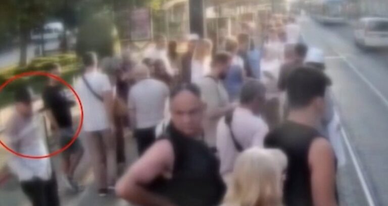 sultanahmette tramvaya binen turistin cuzdanini calarken sucustu yakalandi 6HMDjaJQ