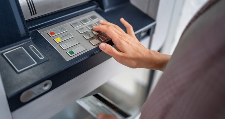 atmde basmayi unuttugu tus yuzunden bir tomar parasi gitti gqkL2rEH