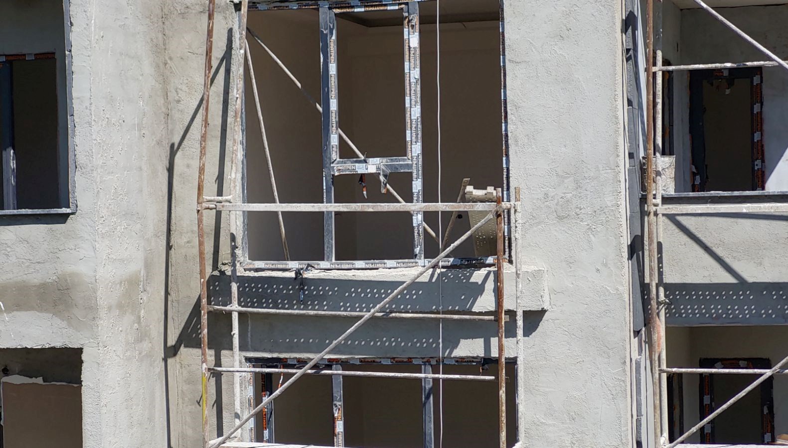 insaat merdivenlerinden yuvarlanan isci yaralandi yYExunxP