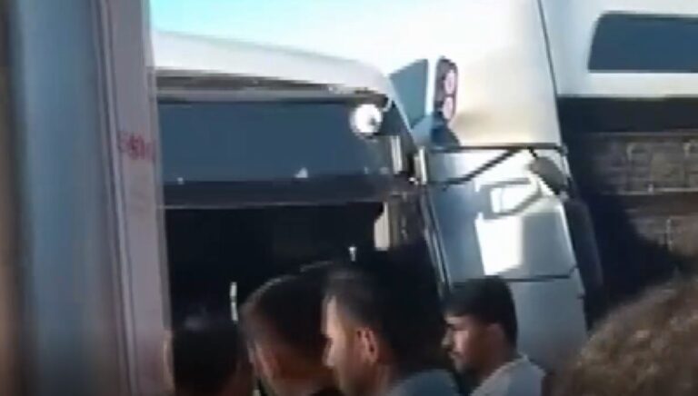 kadikoyde metrobusler carpisti 4w4WsAYE