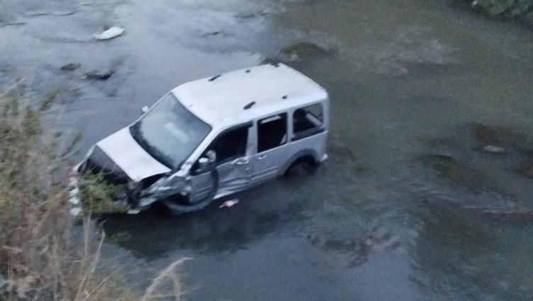 kontrolden cikan arac kars cayina dustu surucu yaralandi w3VhfdbE