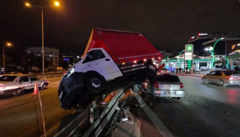 otomobille carpisan kamyonet bariyerlere cikti 3 yarali ANbmEWN6