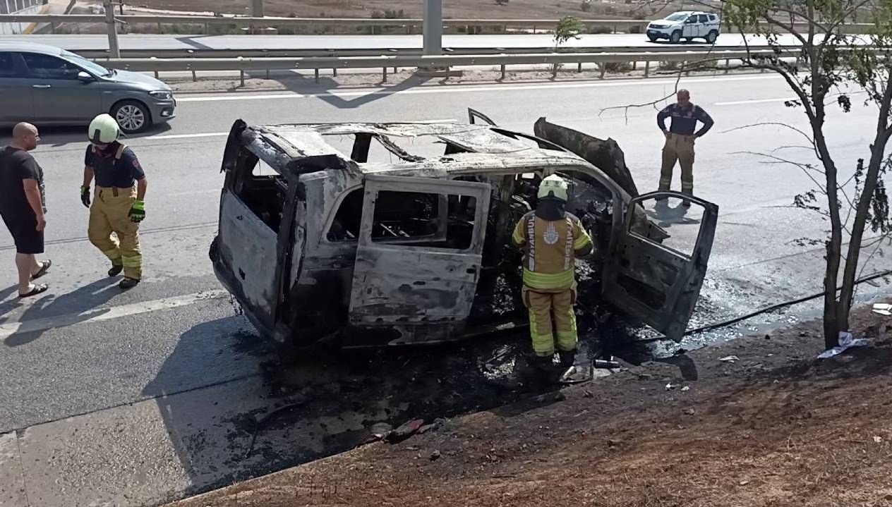 seyir halindeki hafif ticari arac alev alev yandi BZOQsMzb