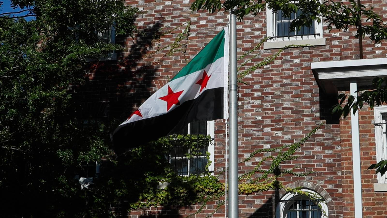 uc yildizli suriye bayragi washingtonda gondere cekildi suriyenin uluslararasi alandaki mesruiyetinin teyidi denildi NSiCQBNG