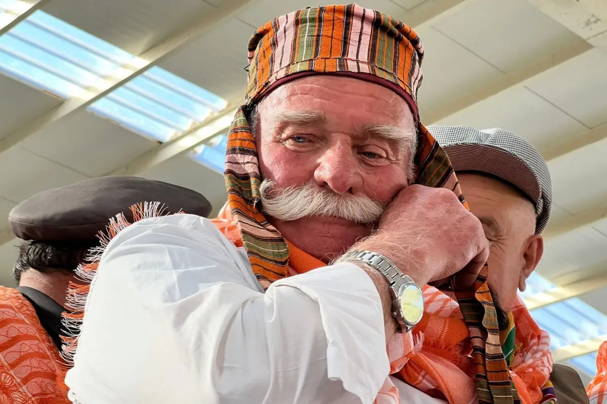 antalyada bir ilginc yarisma biyigini buran kostu geldi PEBxfL8i