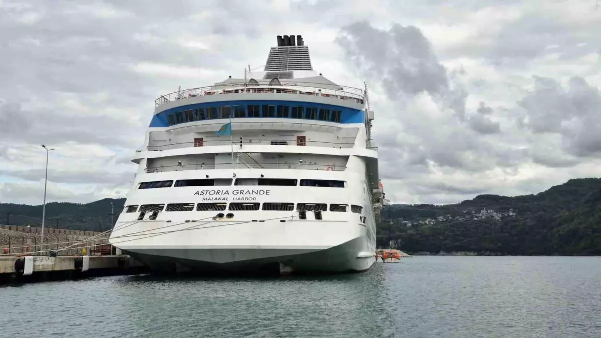 astoria grande gemisi amasra limaninda bakimda EkPvRNpU.jpg