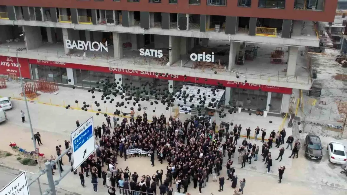 bursada 3 bin 500 aile insaati durdu siyah balonlarla tepki gosterdi E1FSeeDX.jpg