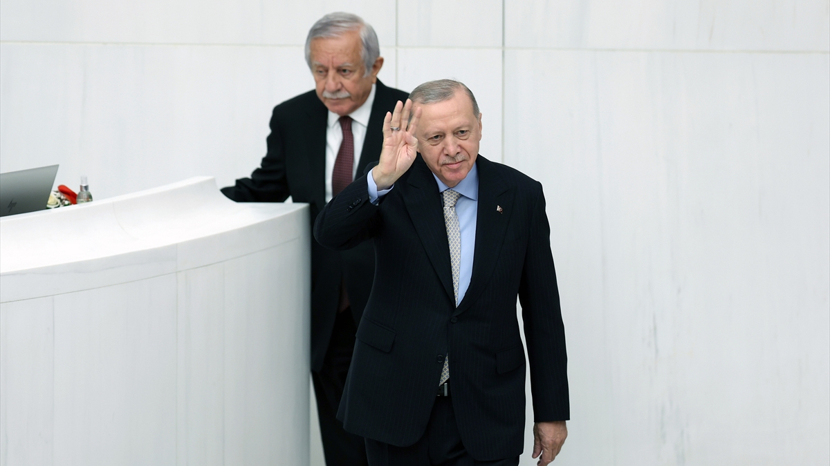 cumhurbaskani erdogan tbmmnin 4uncu yasama yili acilisinda ayakta alkislandi uHAjKdeQ