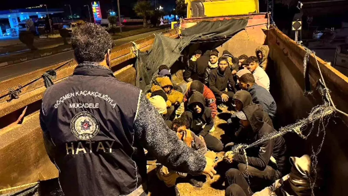 hatayda insan taciri hafriyat kamyonunda 28 kacak gocmenle yakalandi G4TffyLE.jpg