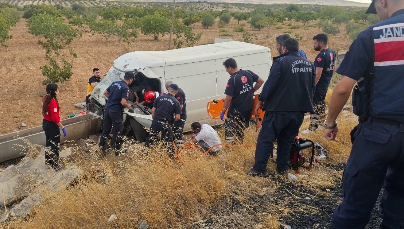 kamyonet sarampole uctu aracta sikisan kisiler agir yaralandi HhKSrufZ