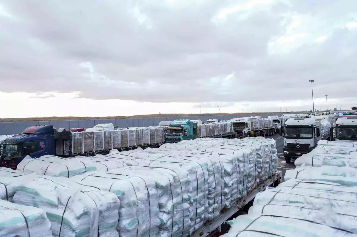 misirdan gazzeye 400 kamyon insani yardim girisi SUSBkKmr.jpg