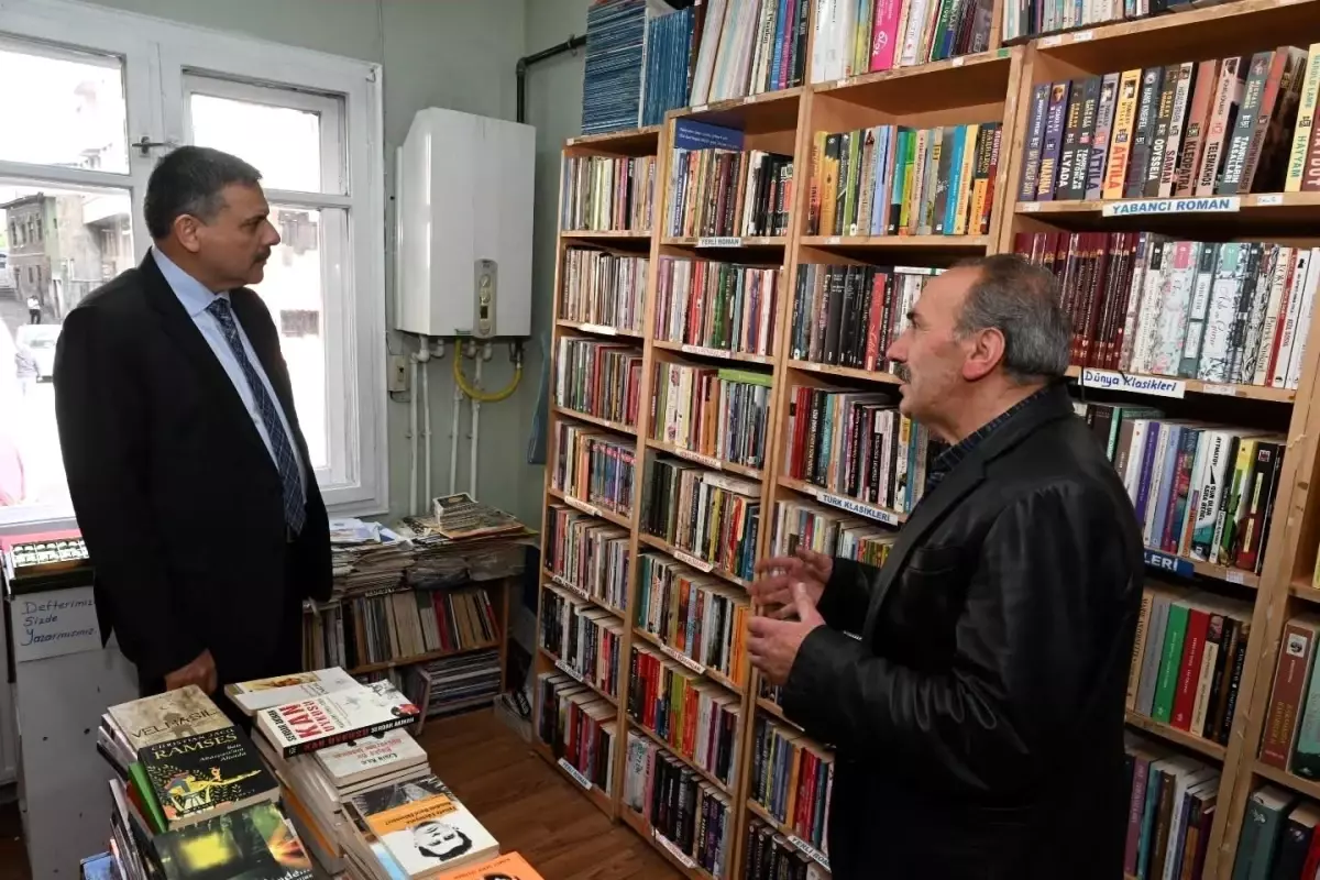 vali mustafa ciftci insirah sahaf ve kitabevinde kitapseverlerle bulustu aVpwYzkv