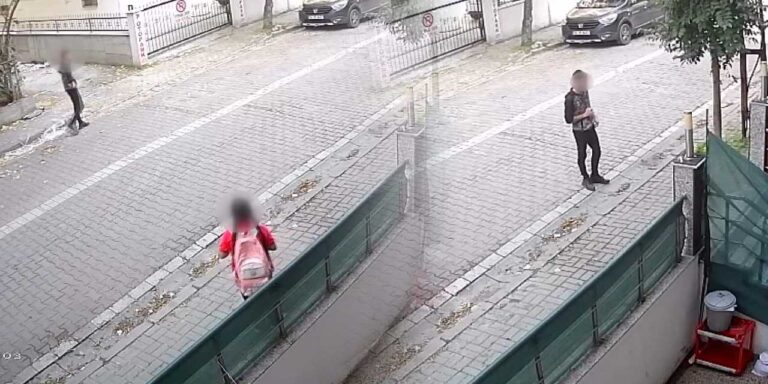 avcilarda tuyler urperten olay okul servisini bekleyen cocugu takip etti annesi gelince kacti 8jkW6x3c.jpg