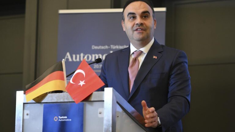 bakan-kacirdan-alman-otomotiv-devlerine-turkiyeye-yatirim-cagrisi-eIMMUnm3.jpg