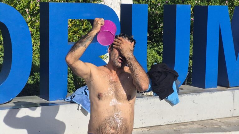 bodrumda gunlerdir sular kesik tuvalet ihtiyacimizi bile karsilayamiyoruz 2c4OF1XF.jpg