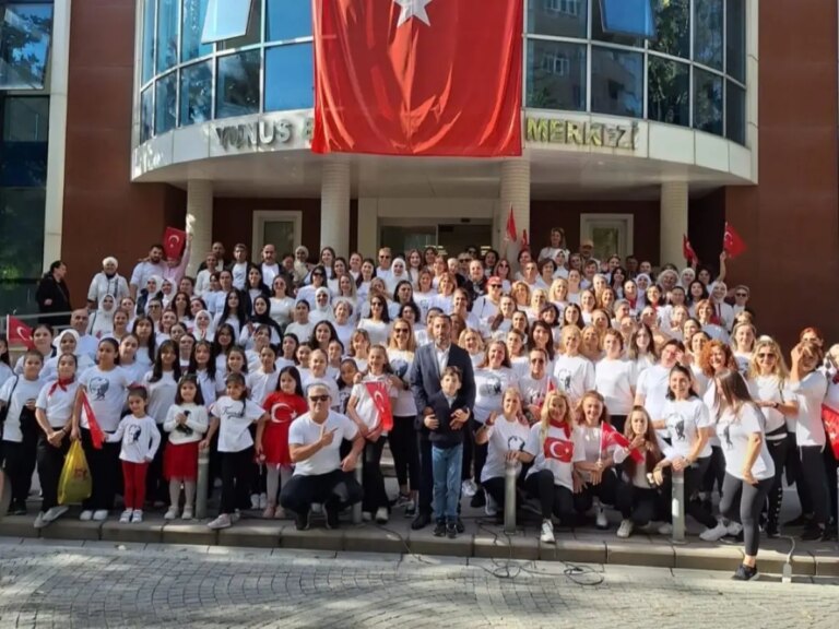 cumhuriyetin 102 yili sari zeybek ile kutlandi eK8zrW1L.jpg