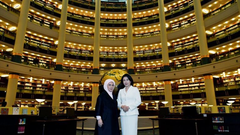 emine-erdogan-guney-kore-devlet-baskaninin-esi-ile-millet-kutuphanesini-ziyaret-etti-CD58rshF.jpg