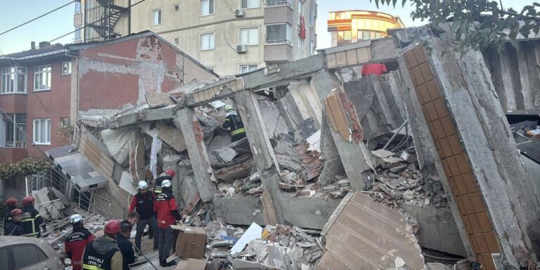 gebzede 4 kisiye mezar olan binanin enkazi kaldirilmaya basladi pUizmZUi.jpg