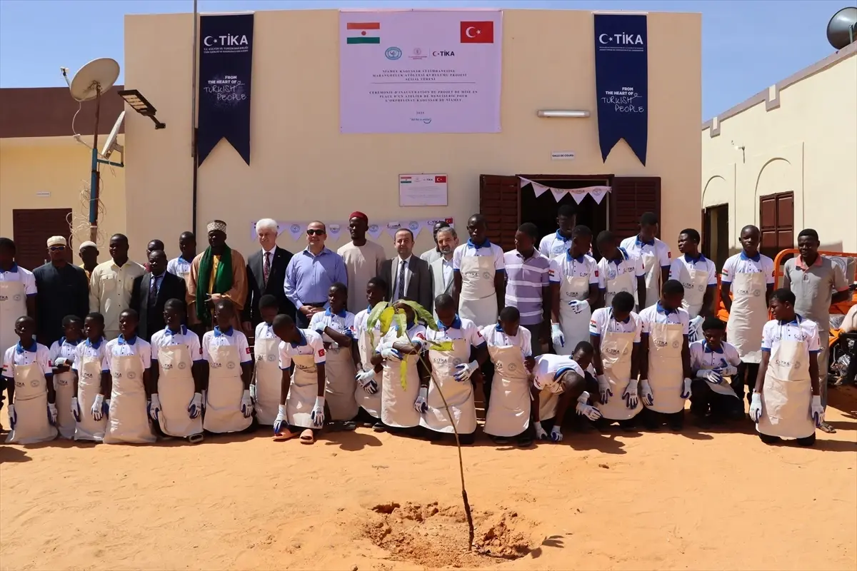 nijerde yetimlere marangozluk egitimi aH2lpPsi.jpg