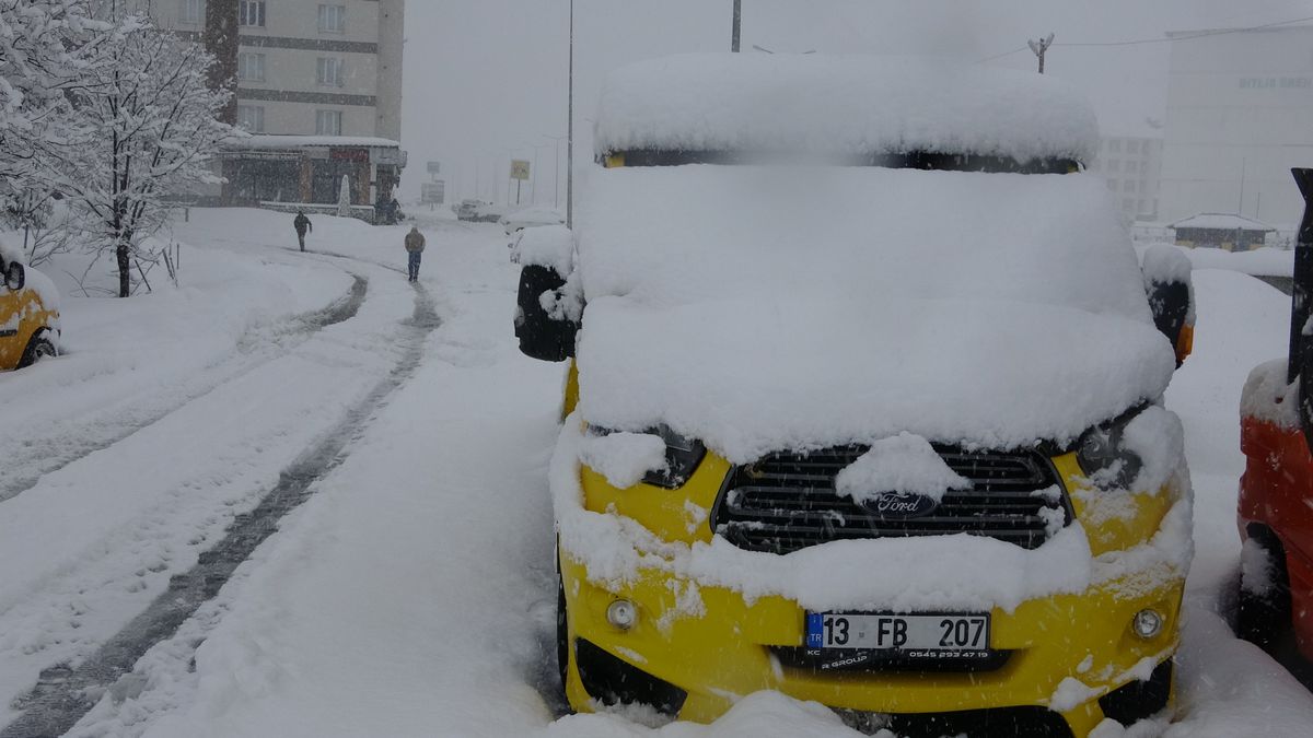 Bitlis’te Nisan Ayında Yaşanan Kar Yağışı Hayatı Olumsuz Etkiliyor