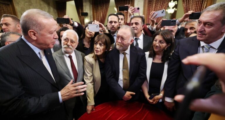 demden-akpye-sert-tepki-aksak-urkek-ve-oyalayici-3xGNiAiE